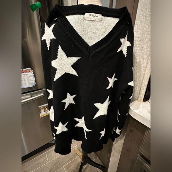 ZENANA Black and White Star Sweater - Picture 1 of 4